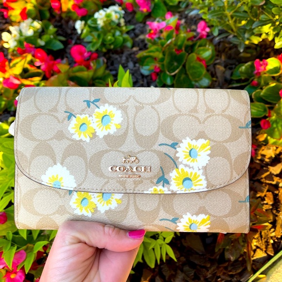 Coach Handbags - ❌SOLD ❌🌻 Crossbody In Signature Canvas With Daisy Print